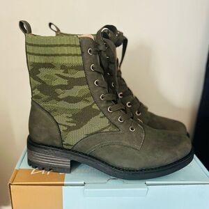 LIFESTRIDE Knockout Lace-Up Combat Boot, Comfort Boot, Green Olive, Size 8, NWT